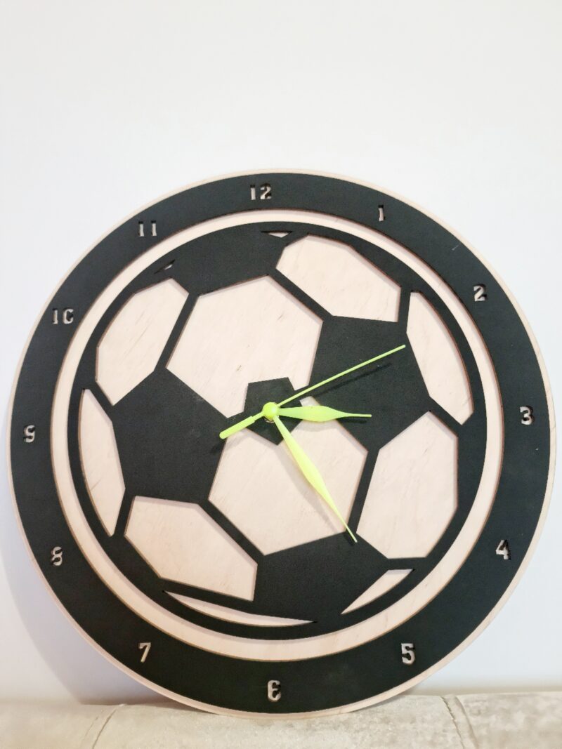 Medinis sieninis laikrodis Futbolas