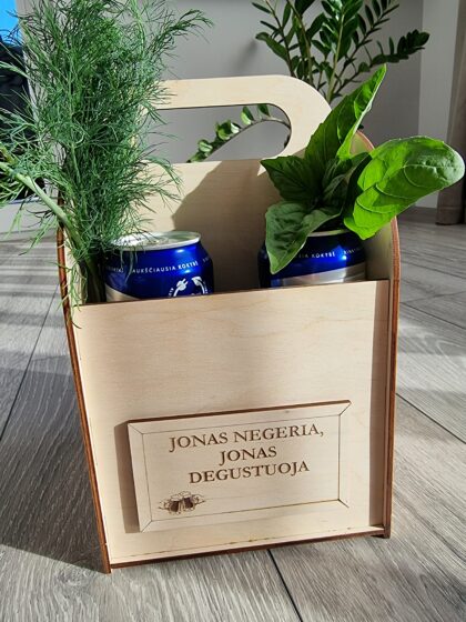 Medinė graviruota dėžė alaus skardinėms ar buteliams "Jonas negeria, Jonas degustuoja"