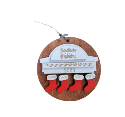Medinis kalėdinis žaisliukas su raudonomis kojinėmis, pagrindas rudas, su židiniu