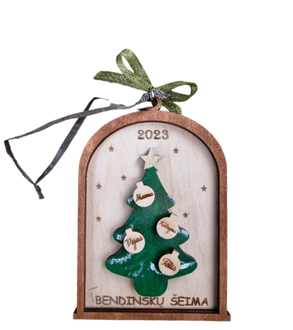 Medinis kalėdinis žaisliukas, medžio spalvos, graiviruotas, su vardais, visai šeimai, su žalia eglute