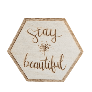 Graviruotas medinis magnetukas su užrašu stay beatiful baltame fone