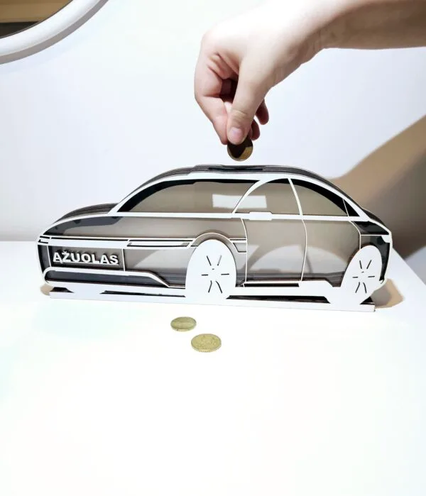 Medinė vardinė taupyklė Automobilis su vaiko ranka ir pinigais baltame fone